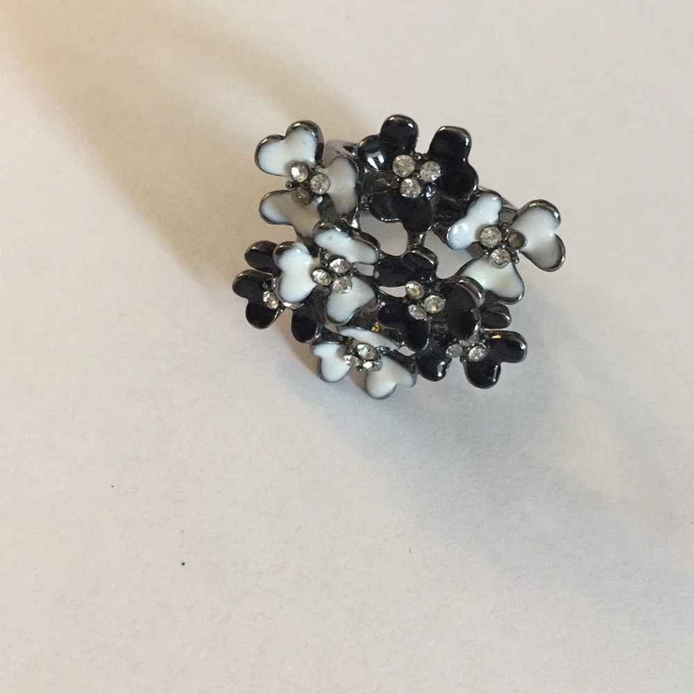 Flower ring with crystals (gunmetal)